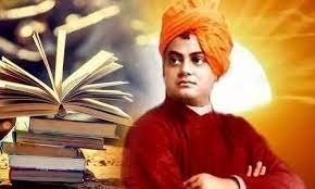 सच्ची शिक्षा के संबंध में स्वामी विवेकानंद जी के महान विचार swami vivekanand देश की वर्तमान व भविष्य में आने वाली परिस्थितियों को ध्यान में रखते हुये हमें अपनी वर्तमान शिक्षा प्रणाली में महत्वपूर्ण परिवर्तन करने की अति आवश्यकता है। हमें ऐसी वर्तमान शिक्षा की आवश्यकता है जो समय के अनुकूल हो। हमारी दुर्दशा का मूल कारण वह नकारात्मक शिक्षा प्रणाली है। वर्तमान शिक्षा प्रणाली केवल क्लर्क पैदा करने की मशीनरी मात्र है, यदि केवल यह इसी प्रकार की होती है तो भी मैं ईश्वर को धन्यवाद देता हूँ। किन्तु इस दूषित शिक्षा प्रणाली द्वारा शिक्षित भारतीय युवक अपने पिता, अपने पूर्वजों, अपने इतिहास एवं अपनी संस्कृति से घृणा करना सीखता है। यहाँ तक की पवित्र वेदों, पवित्र गीता को थोथा एवं झूठा समझने लगता है। अपने अतीत, अपनी संस्कृति पर गौरव करने के बदले वह उनसे घृणा करने लगता है और विदेशियों की नकल करने में ही गौरव का दुष्प्रभाव करता है। सच्ची शिक्षा कई वर्षों की इस दूषित शिक्षा प्रणाली का दुष्प्रभाव स्पष्ट दिखता है कि यह शिक्षा एक भी यथार्थ व्यक्त्तिव के निर्माण में सफल नहीं रही है। ऐसी शिक्षा का महत्व ही क्या जो हमें केवल परतन्त्र बनने का मार्ग दिखाती है। जो हमारे गौरव, स्वावलंबन एवं आत्म-विश्वास का हरन करती है। जिसे पाकर हम स्वतन्त्र रूप से कुछ भी करने में असमर्थ रहते हैं। जिसे पाकर हमें नौकरियों के लिए दर-दर की ठोकरें खानी पड़ती हैं। बी.ए. , एम. ए., बी. एस.सी, इंजिनियरिंग व मास्टर डिग्री तक प्राप्त करने के बाद भी युवक स्वतन्त्र रूप से अपनी आजीविका नहीं कमा सकता। सच्ची शिक्षा कुछ परीक्षायें पास कर लेना या धुआंधार व्याख्यान देने की शक्ति प्राप्त कर लेना ही शिक्षित हो जाना नहीं कहलाता। शिक्षा वह है जिसके बल से लोगों को जीवन संग्राम के लिए समर्थ किया जा सके। पोथियाँ पढ़ लेना शिक्षा नहीं है। न ही अनेक प्रकार का ज्ञान प्राप्त करने का नाम शिक्षा है। शिक्षा तो वह है जिसकी सहायता से इच्छा शक्ति का वेग और स्फूर्ति अपने वश में हो जाये और जिससे अपने जीवन के उद्देश्य पूर्ण हो सकें। शिक्षा का मतलब अपने दिमाग में सूचनाओं एवं जानकारियों को भरना नहीं है। बल्कि जानकारियों को सही उपयोग करना ही शिक्षा है। शिक्षा का उद्देश्य व्यक्ति को व्यावहारिक बनाना है। जो शिक्षा व्यावहारिक नहीं है वह व्यर्थ है। कुछ शब्दों को पढ़ लिखना शिक्षा नहीं है। शिक्षा का मतलब व्यक्तियों को इस तरह से संगठित करने से है जिससे उनके विचार अच्छाई, व लोगों की भलाई के लिए दौड़े और वे अपने कार्य को पूर्ण कर सकें। जो वर्तमान शिक्षा हमें चरित्र-बल, आत्म-विश्वास, संघर्ष-शक्ति और सिंह के समान सहास प्रदान करने में असमर्थ हैं तो वह शिक्षा व्यर्थ है। सच्ची शिक्षा वह प्रशिक्षण है जिसके द्वारा विचारधारा एवं भावाभिव्यक्ति को नियोजित, नियमित एवं कल्याणकारी बनाया जा सके । सच्ची शिक्षा तो वह है जो मनुष्य बुद्धि एवं दृष्टिकोण को विकसित कर व्यापक बना सके । सच्ची शिक्षा वह है जो व्यक्ति में न्यायप्रियता, सत्यप्रियता एवं कार्य दक्षता उत्पन्न कर सके। सच्ची शिक्षा का लक्ष्य ही मनुष्य के व्यक्त्तिव व यथार्थ मानव का निर्माण करना होता है। हमें ऐसी शिक्षा की जरूरत है जिससे चरित्र निर्माण हो, मानसिक शक्ति बढ़े, बुद्धि विकसित हो और मनुष्य अपने पैरों पर खड़ा होना सीखे। हमें ऐसी शिक्षा की आवश्यकता है जिससे की व्यक्ति अपनी आर्थिक जरूरत पूरी कर सके । ऐसी शिक्षा जो दूसरों के बारे में अच्छा सोचने और करने को कहती हो। ऐसी शिक्षा की जरूरत है जिसका अनुसरण करने से व्यक्ति अपने परिवार, समाज व देश का गौरव बढ़ा सके। आज हमारे देश के युवाओं को सबसे अधिक किसी चीज की आवश्यकता है तो वह है लोहे की मांसपेशियां और स्टील की नर्व्स (फौलाद के स्नायु )। युवाओं को ऐसी प्रचंड इच्छा शक्ति की आवश्यकता है जिसका अवरोध दुनिया की कोई ताकत न कर सके। एसी सोच और दृण विश्वास की जो संसार के हर गुप्त तथ्यों और रहस्यों को भेद सके और जिस उपाय से भी हो अपने लक्ष्य की पूर्ती करने में समर्थ हो, फिर चाहे समुद्र की अथह गहराई में ही क्यों न जाना पड़े या फिर साक्षात मृत्यु का ही सामना ही क्यों न करना पड़े। हमें अपने देश की आध्यात्मिक शिक्षा और सभी प्रकार की ऐतिहासिक शिक्षा अपने हाथ में लेनी होगी और उस शिक्षा में भारतीय शिक्षा की सनातन गति स्थिर रखनी होगी। अगर आप चाहते हो कि आपके बेटे भी महान बनें तब आपके घर में महिलाओं का शिक्षित होना अति आवश्यक है। वर्तमान शिक्षा प्रणाली मनुष्यत्व की शिक्षा नहीं देती है, गठन नहीं करती और बस वह तो एक बनी बनाई चीज को तोड़ना-फोड़ना जानती है। ऐसी शिक्षा जो अस्थिरता और नेतिभाव को फैलाती है किसी काम की नहीं है। दिमाग में अनेक तरह का ज्ञान भर लेना, उससे कुछ काम न लेना और जन्म भर वाद-विवाद करते रहने का नाम शिक्षा नहीं है। अच्छे आदर्श और अच्छे भावों को काम में लाकर लाभ उठाना चाहिए, जिनसे वास्तविक मनुष्यत्व चरित्र और जीवन बन सके। किसी से किसी प्रकार की बहस मत करो। यदि तुम किसी को कुछ सिखाना चाहते हो सिखाओ और किसी बात में मत उलझो। औरों को अपनी-अपनी धुन में मस्त रहने दो। संसार में जितने शास्त्र हैं, उनमें केवल वेद ही यह कहता है कि वेद पाठ करना भी अपरा विद्या के अन्तर्गत है। पर विद्या वह है, जिसके द्वारा अक्षर पुरुष को जाना जाये। और वह पढ़ने से नहीं जाना जा सकता, विश्वास करने से नहीं जाना जा सकता, तर्क करने से भी नहीं जाना जा सकता। समाधि अवस्था प्राप्त करने पर ही उस परम पुरुष को जाना जा सकता है।