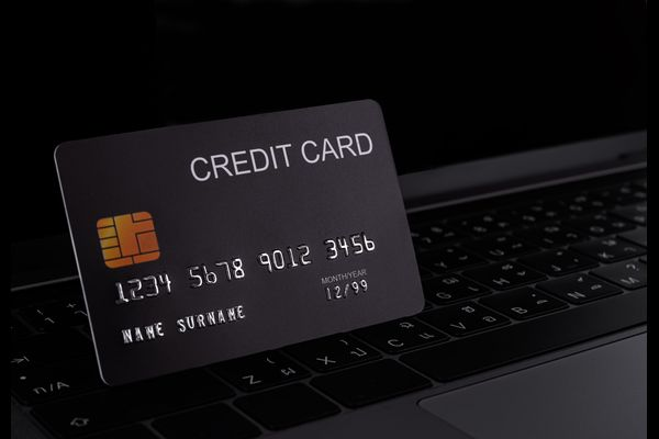 How Credit Cards Influence Short-Term Spending Decisions Without Affecting Savings?